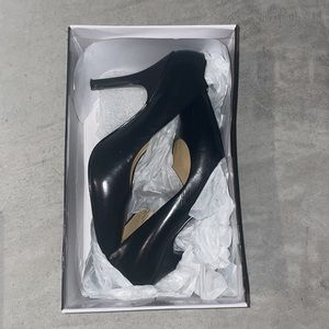 Nine West woman black pump